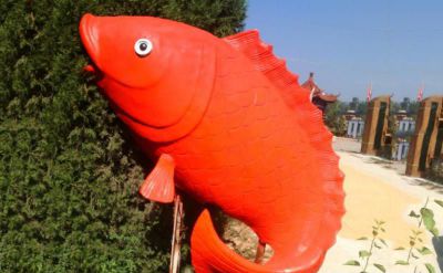 商廈海邊一只大號不銹鋼紅色鯉魚(yú)雕塑