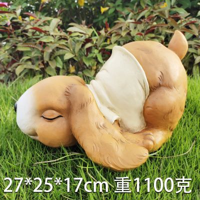 草坪中一只趴著(zhù)睡覺(jué)的玻璃鋼兔子雕塑