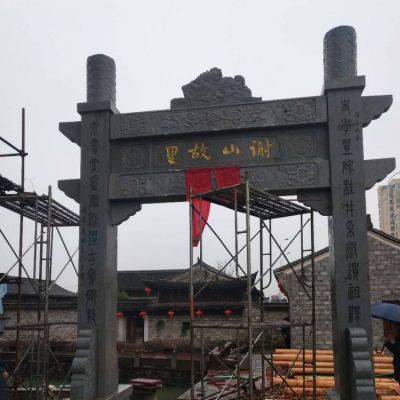  景區村口擺放青石簡(jiǎn)易牌坊雕塑