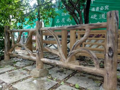 游樂(lè )園景區等候區擺放仿木欄桿