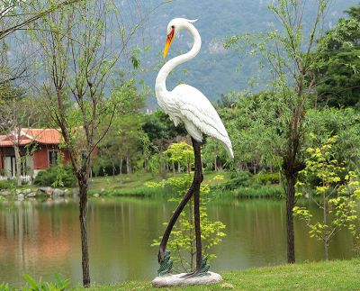 池塘草坪創(chuàng  )意大長(cháng)腿玻璃鋼丹頂鶴雕塑