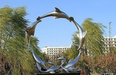 景區多只環(huán)形不銹鋼海豚雕塑