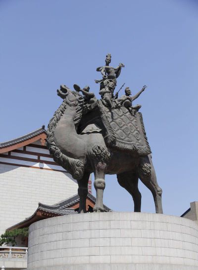 廣場(chǎng)上擺放的仰天長(cháng)嘯的玻璃鋼創(chuàng  )意駱駝雕塑