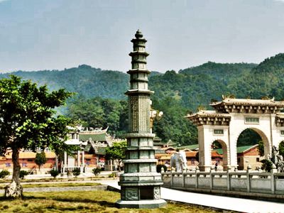 旅游景區擺放浮雕青石經(jīng)幢
