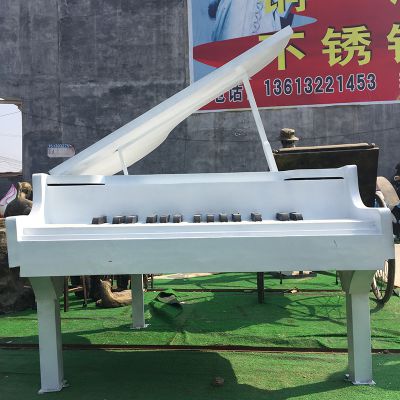 音樂(lè )廳商廈擺放一只不銹鋼仿真鋼琴雕塑