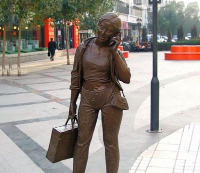 街邊打電話(huà)的現代人物雕塑景觀(guān)女人雕塑