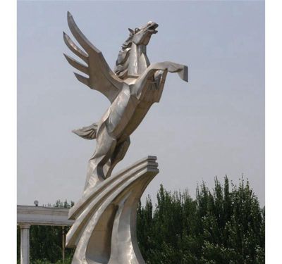 廣場(chǎng)上擺放的飛翔的玻璃鋼創(chuàng  )意飛馬雕塑