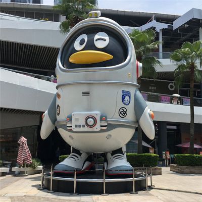 創(chuàng  )意玻璃鋼大型卡通企鵝太空人商場(chǎng)戶(hù)外裝飾雕塑