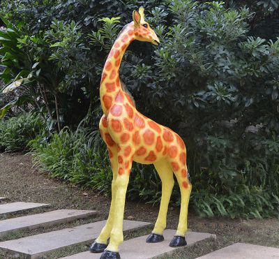 玻璃鋼彩繪公園回頭的長(cháng)頸鹿雕塑