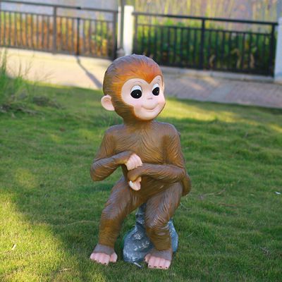 草地上坐著(zhù)的玻璃鋼創(chuàng  )意猴子雕塑