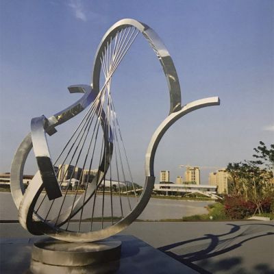 河邊廣場(chǎng)擺放不銹鋼鏤空創(chuàng  )意藝術(shù)雕塑