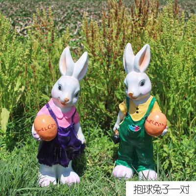 花園一對抱球彩繪樹(shù)脂兔子雕塑