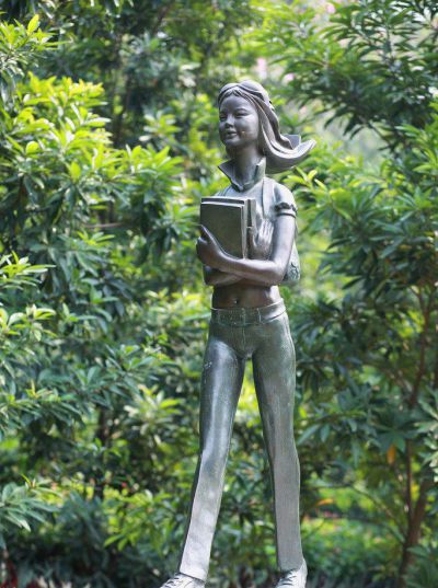 公園街道創(chuàng  )意不銹鋼女孩抱書(shū)雕塑