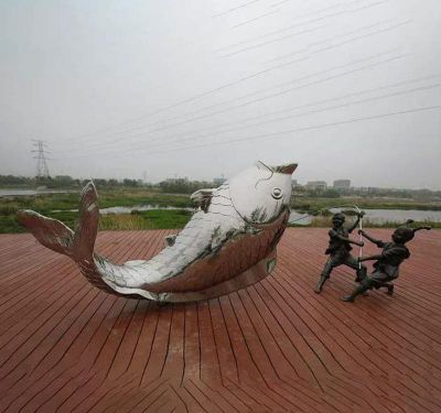 公園里擺放的躺著(zhù)的玻璃鋼創(chuàng  )意鯉魚(yú)雕塑