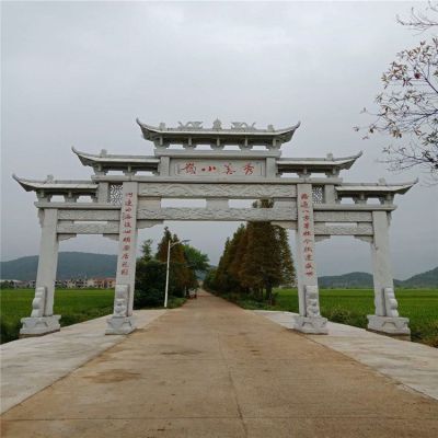 鄉村街道村口大型中式石雕三門(mén)牌坊