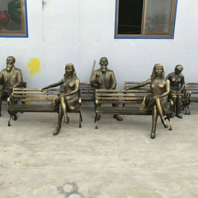 戶(hù)外步行街創(chuàng  )意玻璃鋼仿銅坐在長(cháng)椅上發(fā)人物雕塑