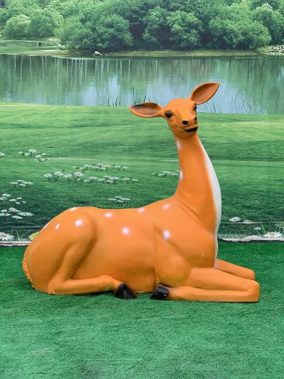 公園樹(shù)脂一只在草坪上臥著(zhù)的梅花鹿雕塑