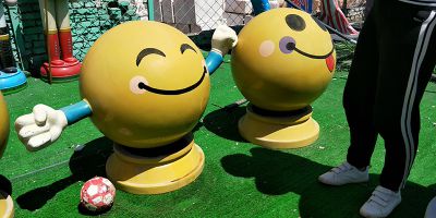 公園戶(hù)外創(chuàng  )意彩繪玻璃鋼表情雕塑