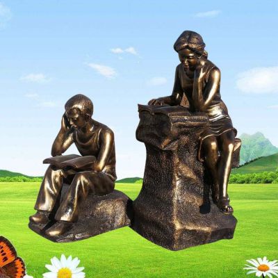 公園草地擺放玻璃鋼仿銅讀書(shū)人物雕塑
