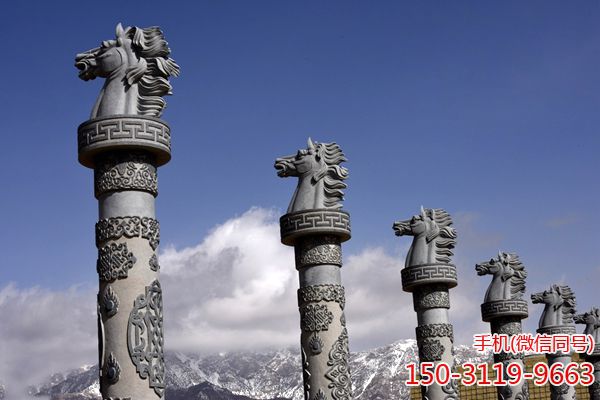 固始汗廣場(chǎng)內的馬頭景觀(guān)柱 固始汗廣場(chǎng)內的馬頭景觀(guān)柱