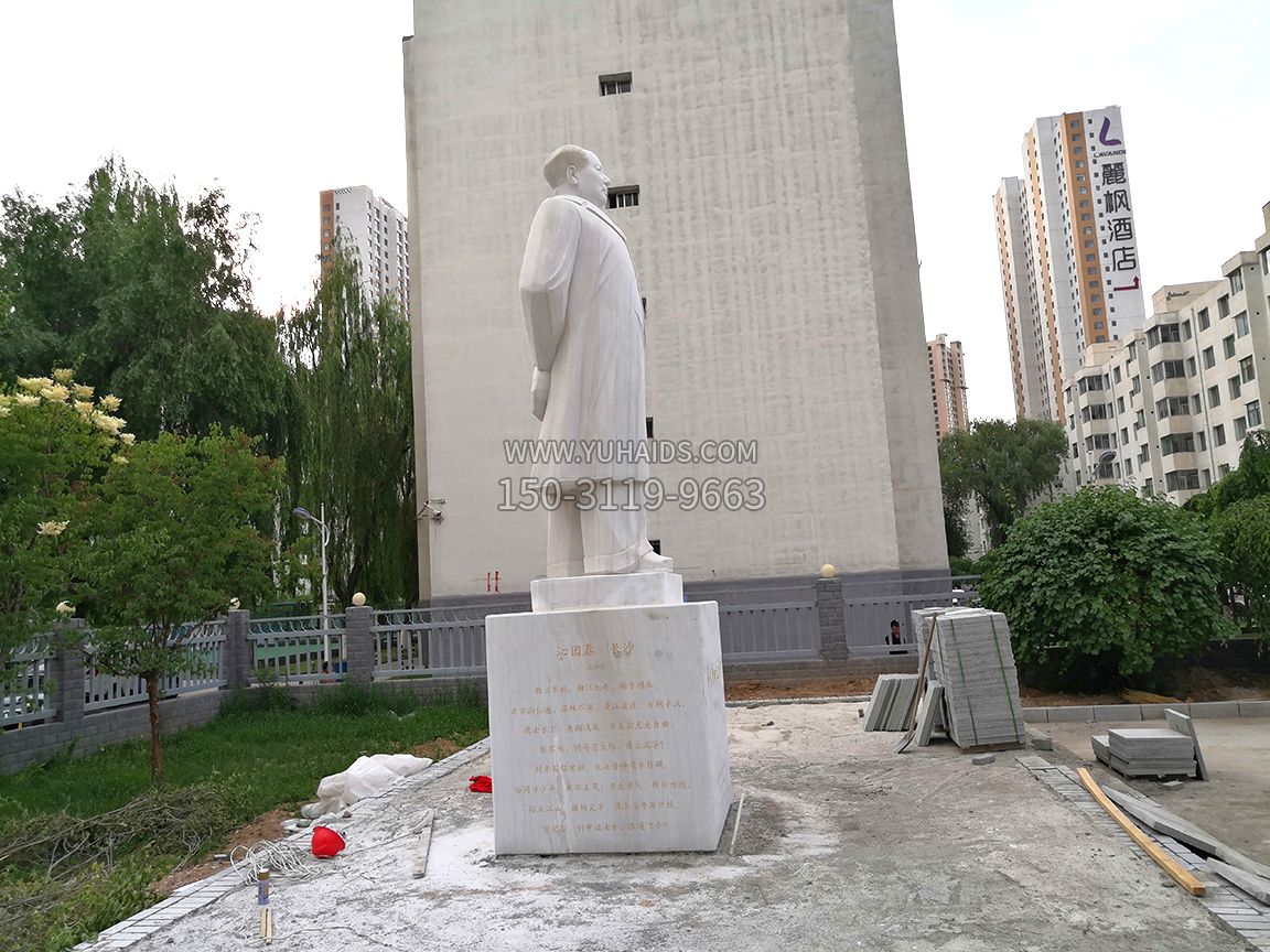 青海石油博物館，漢白玉毛主席石雕像，側視效果