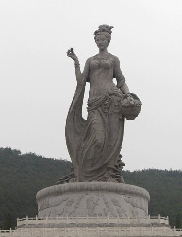 神女：總高51.9米，由1160塊花崗石構成，自重1000多噸的茶山神女